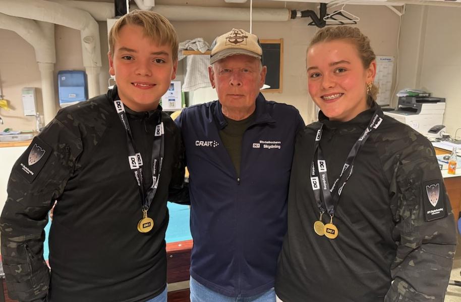 Søskendeparret Alex og Nikoline Sundberg blev begge landsdelsmestre i standardpistol 15m og i mesterskabsskydningen - Alex i klasse BK og Nikoline i klasse JUN. Her flankerer de vor formand, Leif Bjørklund.