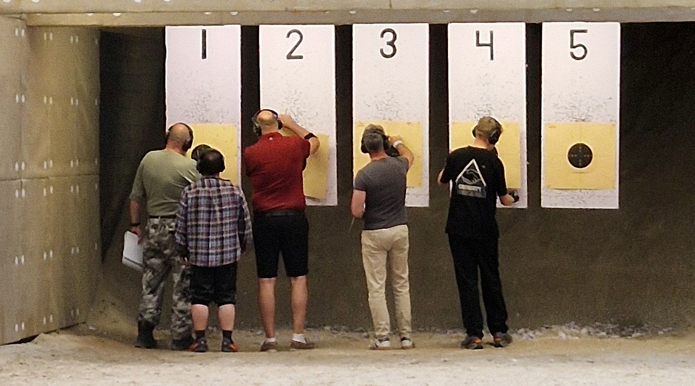 Pistolskytterne tæller med stor omhu.