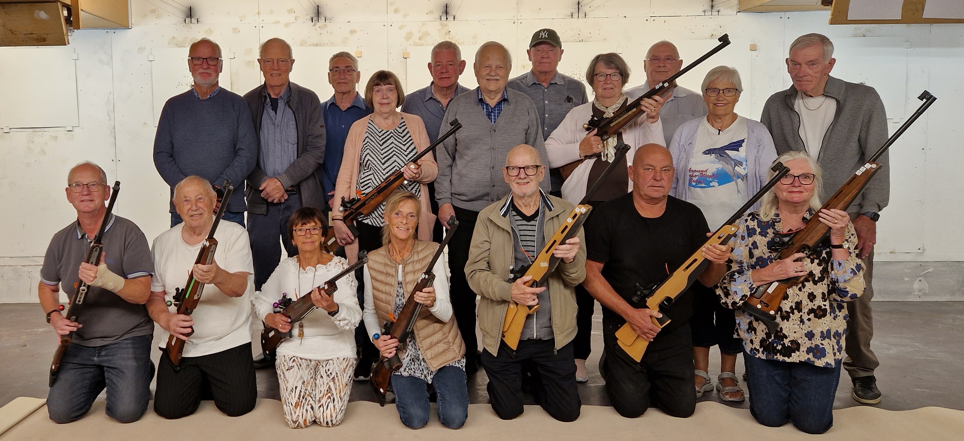 18 raske pensionister er klar til at starte på formiddagens skydning.