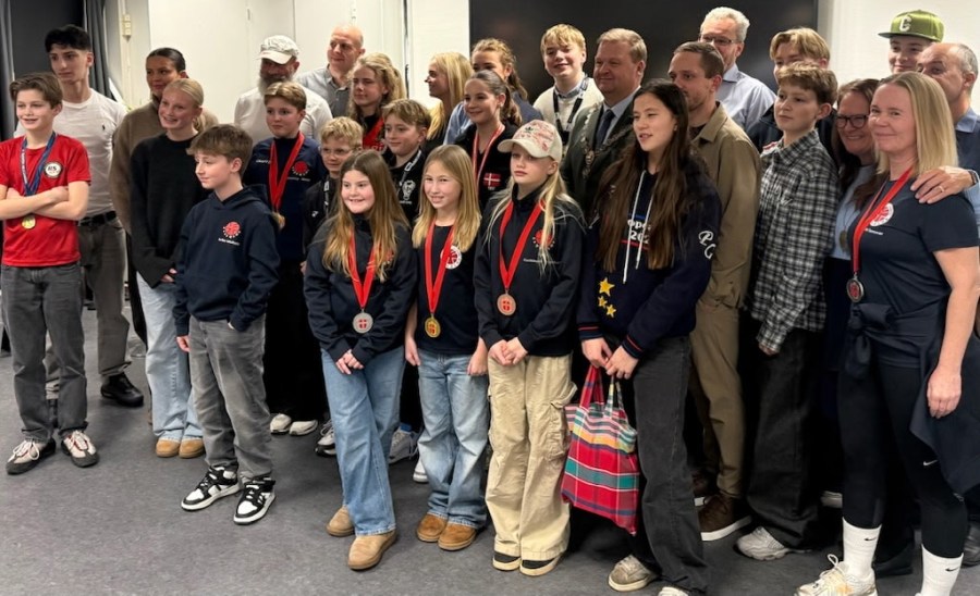 14-årige Axel smiler til os fra sin plads til venstre for Kenneth Gøtterup.